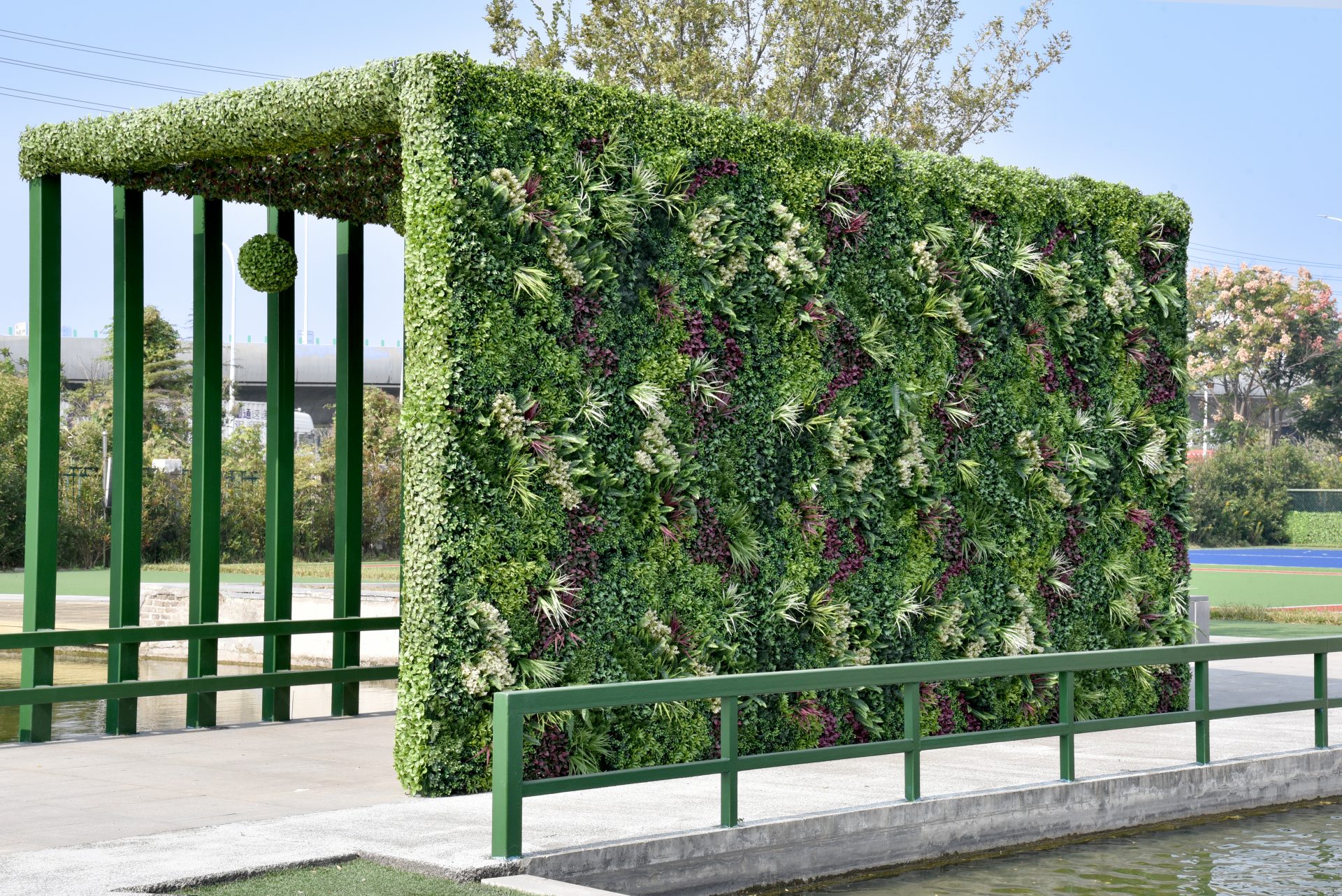 OUTDOOR GREEN LEAVES WALL