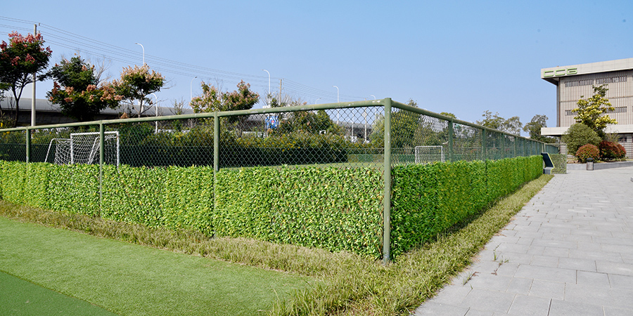 How to attach artificial hedges to fence? 4 EdenVert, artificial hedges on wire fence