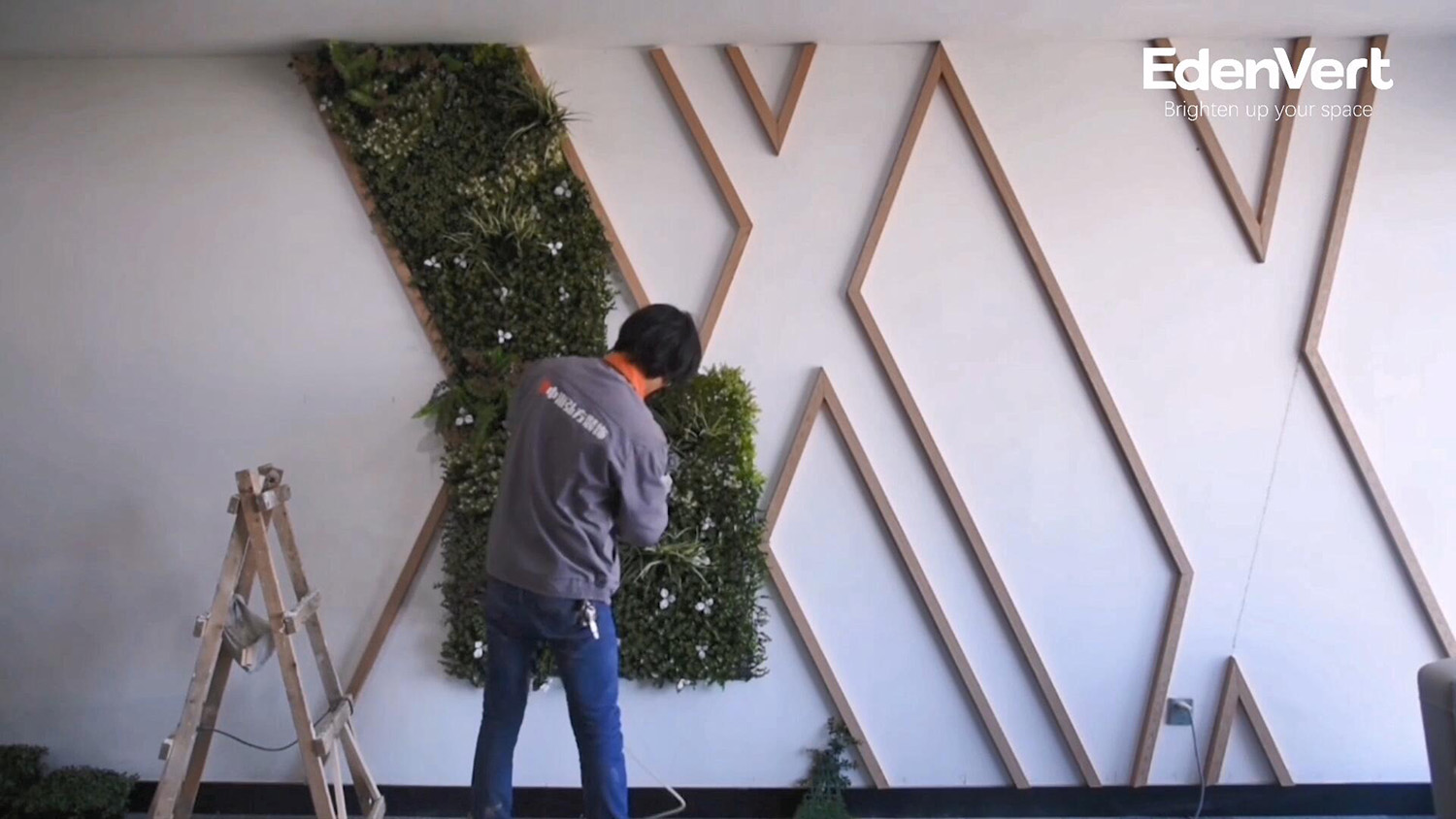 Design and installation of artificial vertical garden