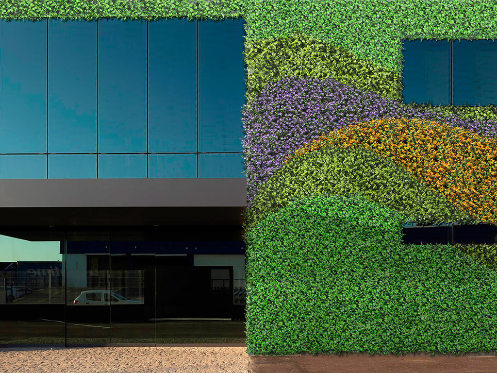 EYE-CATCHING ARTIFICIAL HEDGE WALL