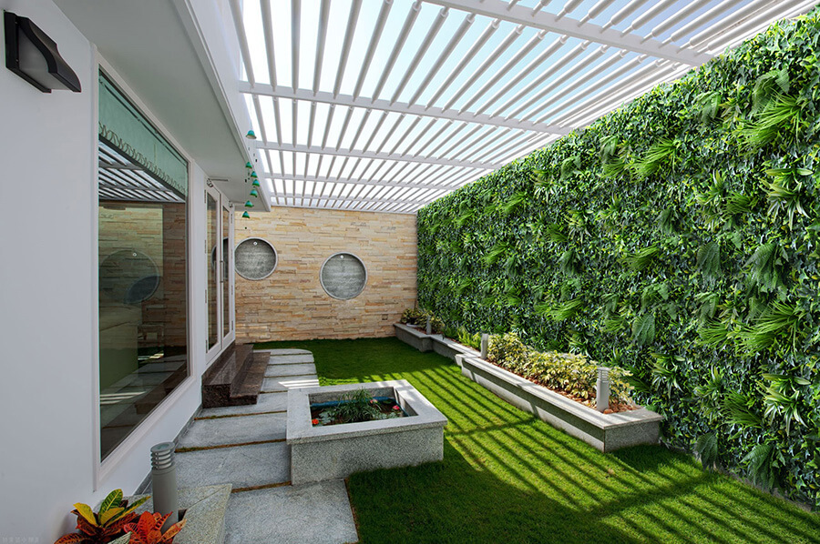 Artificial greenery wall