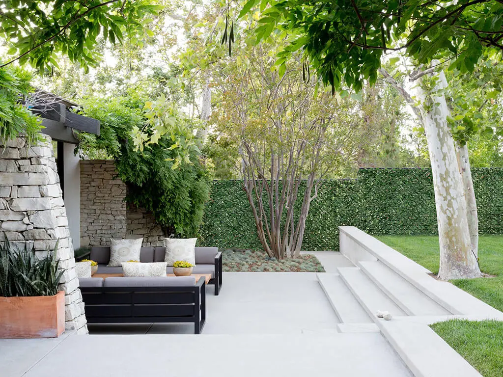 INSTALL AN ARTIFICIAL IVY FENCE FOR YOUR YARD 1 artificial ivy fence for your yard