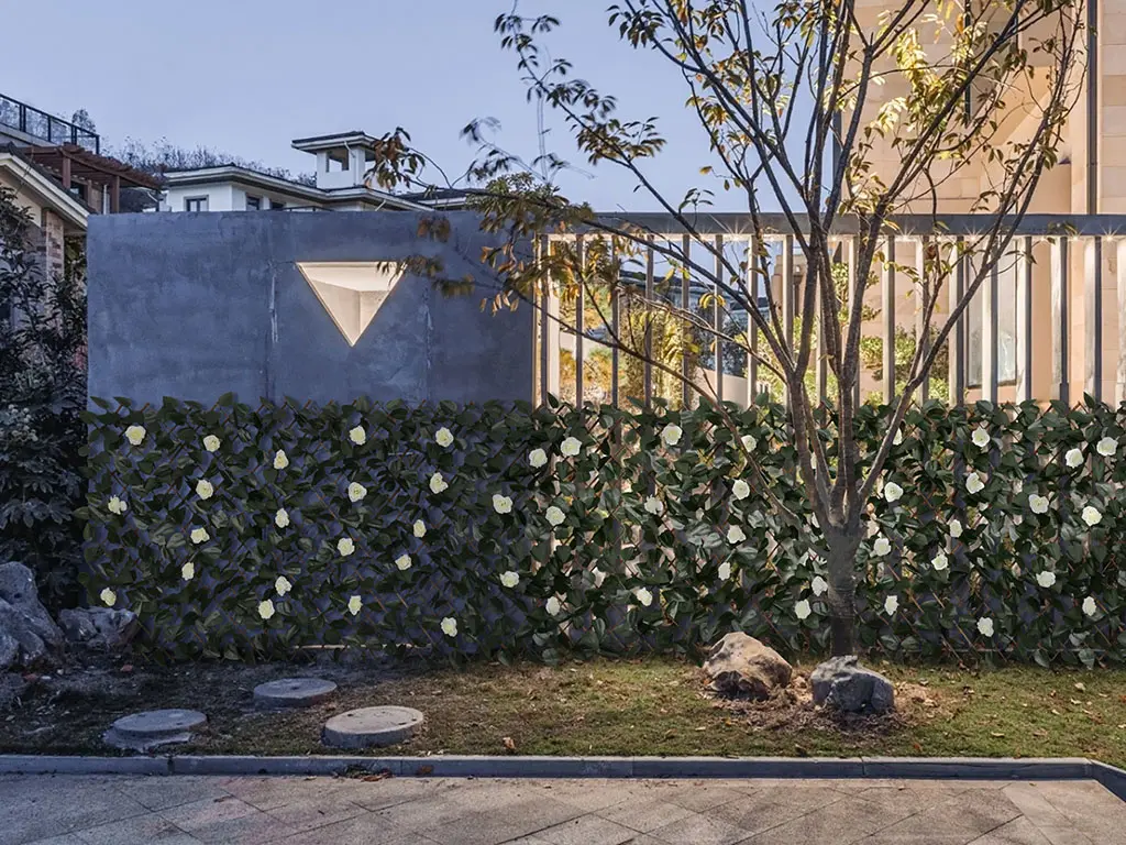 THE POWER OF EXPANDABLE FAUX PRIVACY FENCES 1 expandable artificial leaf fence