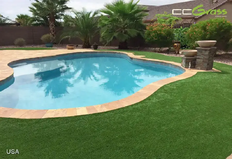20 Easy Tips for Decorating with Artificial Plants 18 CCGrass、泳池周围的人造草