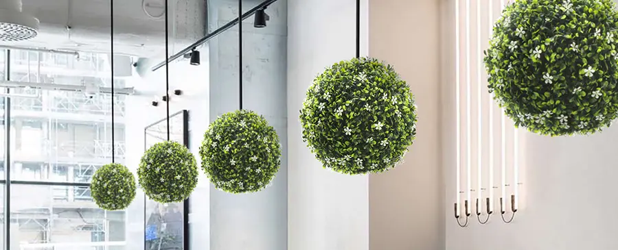 20 Easy Tips for Decorating with Artificial Plants 4 hanging topiary