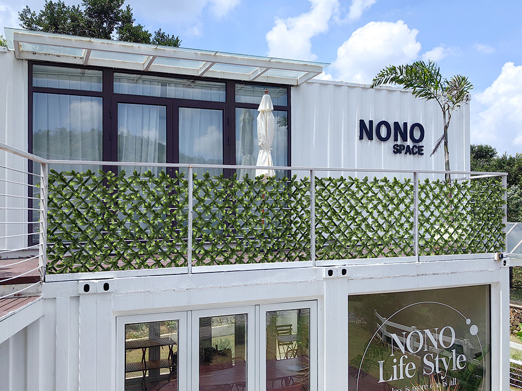 EXPANDABLE FAUX PRIVACY FENCE FOR A ROOFTOP CAFE